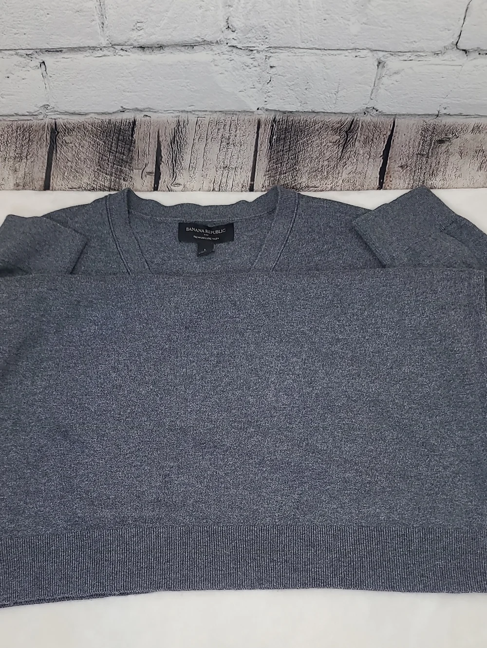 Banana Republic Premium Luxe Knit Men's V-Neck Long Sleeve Relaxed Sweater Gray